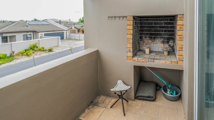2 Bedroom Property for Sale in Uitzicht Western Cape